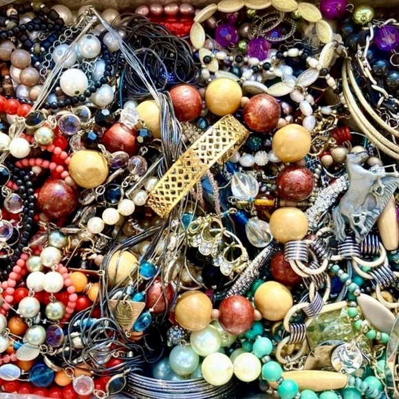 1 LB pound Estate Sale jewelry lot~ Gold Silver rhinestones pearls - Picture 7 of 10